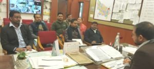 अपने कार्यालय मे स्वास्थय अधिकारियों के साथ बैठक की