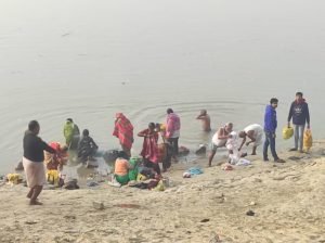 राप्ती नदी धानी घाट मे भोर से श्रद्धालुओ ने लगायी आस्था की डुबकी