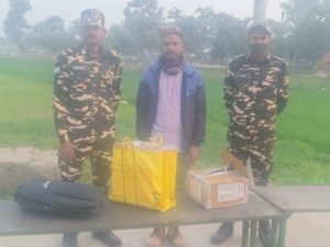 जब्त किए गए सामान के साथ तस्कर