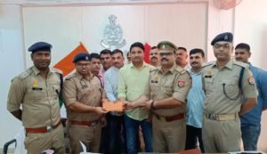 एसपी ने पुलिस टीम को पुरस्कृत किया।