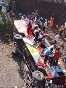 खरगोन के बेजापुर से इंदौर जा रही बस पुल की रेलिंग तोड़कर 50 फीट नीचे बोराड़ नदी में गिर गई।