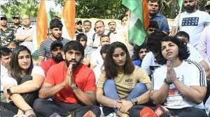 प्रदर्शन करते पहलवान (फाइल फोटो)