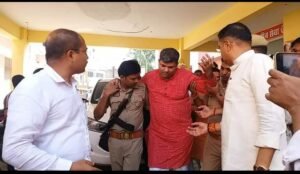 गाड़ी क्षतिग्रस्त हो जाने से उनके हाथ और पैर में काफी आई चोट