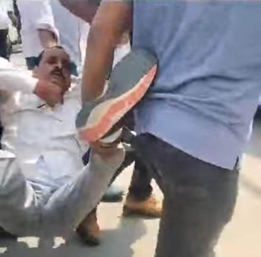 घूसखोर लेखपाल को घसीट कर ले जाती हुई एन्टी करप्शन टीम