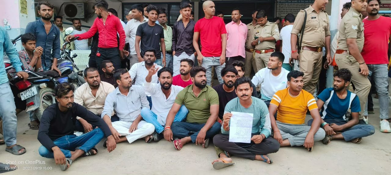 धरने पर बैठा भारतीय सेना में तैनात मृतक नवजात का बेबस पिता