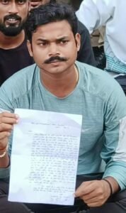 धरने पर बैठा भारतीय सेना में तैनात मृतक नवजात का बेबस पिता