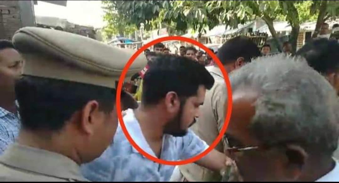 CBI के हत्थे चढ़ा PNB का घूसखोर मैनेजर,घसीट कर ले जा रही CBI