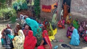 रोते  परिजन