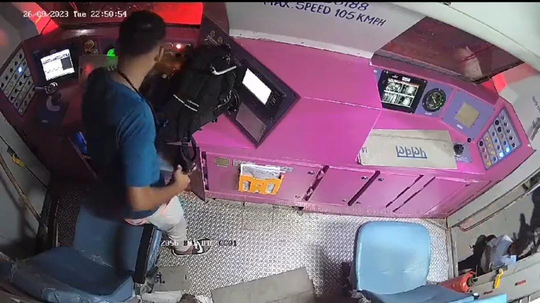 ट्रेन के अंदर का माजरा लोको पायलट के साथ कैमरे में कैद