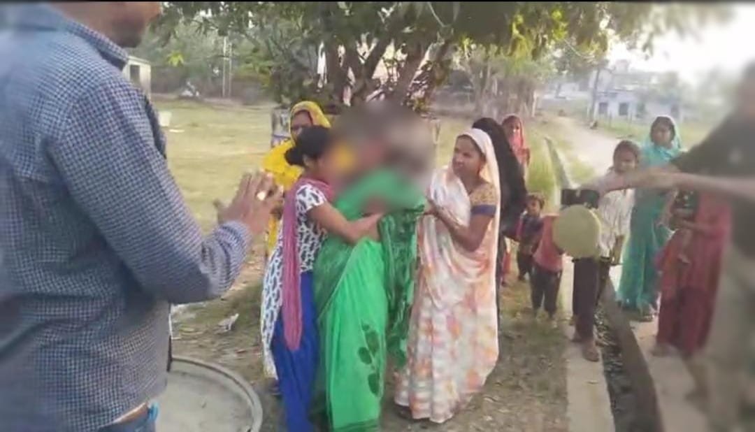 दर्द से कराहती गर्भवती महिला,मौजूद लोग बने फरिश्ता