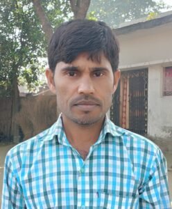 संजय: “बरसात में पूरा रास्ता तालाब बन जाता है। ग्राहक तक नहीं पहुंच पाते। तीन साल से सुनते आ रहे हैं कि ‘प्रस्ताव दिया गया है।’”