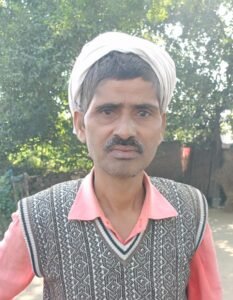 बबलू: “पानी घरों में घुस जाता है, बच्चे बीमार पड़ जाते हैं। कोई अधिकारी देखने तक नहीं आया।”