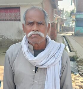 जयनाथ यादव: “नालियों में हमेशा गंदा पानी भरा रहता है, बदबू से घरों में रहना मुश्किल है। शिकायत करने पर बस आश्वासन मिलता है।”